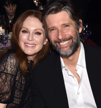  Julianne Moore with her husband.
